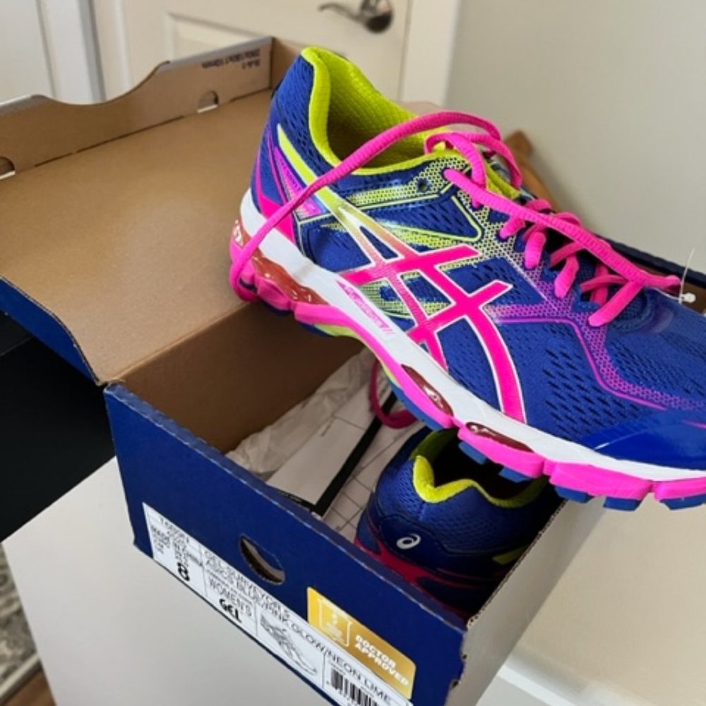 BRAND NEW!  ASICS Gel Surveyor Athletic Shoes - Reg. $130!